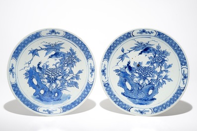 Une paire de plats en porcelaine de Chine bleu et blanc et un groupe en agate, 19/20&egrave;me