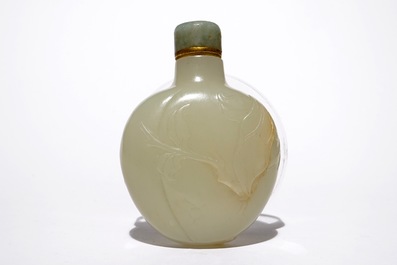 Een Chinese jade snuiffles met floraal decor in reli&euml;f, 18/19e eeuw