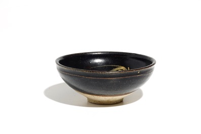 A Chinese Jizhou slip decorated phoenix bowl, poss. Southern Song/Yuan Dynasty