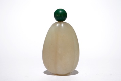 A Chinese lobed jade snuff bottle, 19th C.