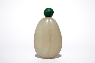 A Chinese lobed jade snuff bottle, 19th C.