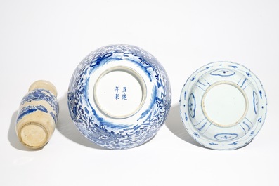 Two Chinese blue and white dragon bowls and a crackle-ground rouleau vase, Wanli and 19th C.