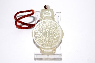 Une amulette en jade &agrave; d&eacute;cor zodiaque, Chine, 20&egrave;me
