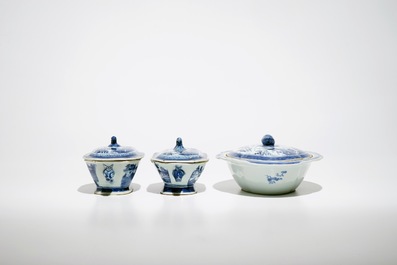 An 18-piece Chinese blue and white service with landscape design, early 19th C.