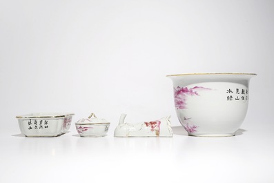 Vijf Chinese stukken met fuchsia decor uit een groter geheel, begin 20e eeuw