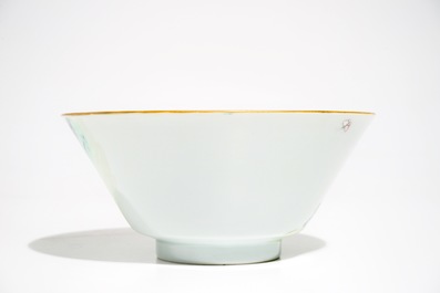 Un bol en porcelaine de Chine famille rose &agrave; d&eacute;cor d'europ&eacute;ens, marque et &eacute;poque de Qianlong