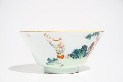 Un bol en porcelaine de Chine famille rose &agrave; d&eacute;cor d'europ&eacute;ens, marque et &eacute;poque de Qianlong