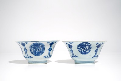 A pair of Chinese blue and white dragon bowls and a pair of Long Eliza plates, Kangxi