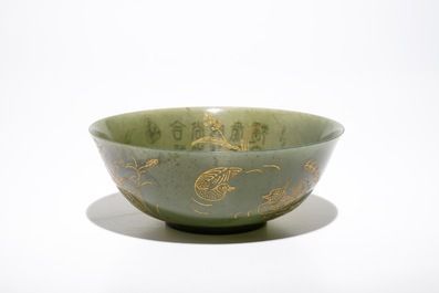 Un bol en jade vert &eacute;pinards &agrave; d&eacute;cor grav&eacute; et dor&eacute;, Chine, 19/20&egrave;me