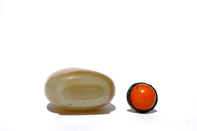 A Chinese brown jade snuff bottle, 19th C.