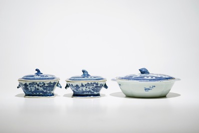 An 18-piece Chinese blue and white service with landscape design, early 19th C.