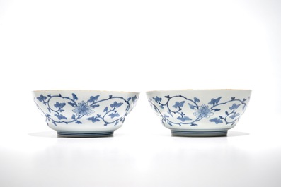 A pair of Japanese blue and white Kakiemon landscape bowls, Edo, 17th C.
