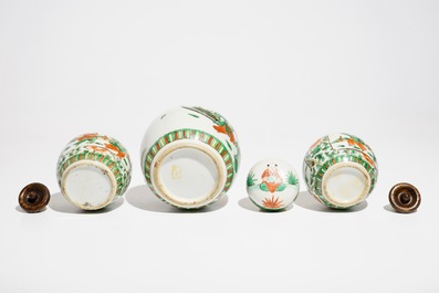 A Chinese famille rose rooster plate, Yongzheng, and three famille verte jars, 19th C.