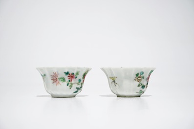 Une paire de tasses et soucoupes polylob&eacute;s en porcelaine de Chine famille rose, Yongzheng