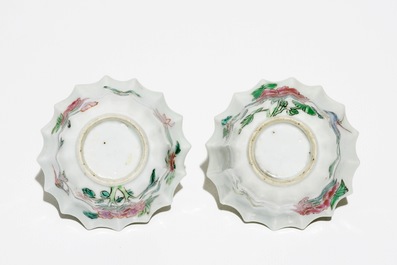 Une paire de tasses et soucoupes polylob&eacute;s en porcelaine de Chine famille rose, Yongzheng