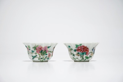 Une paire de tasses et soucoupes polylob&eacute;s en porcelaine de Chine famille rose, Yongzheng