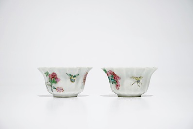 Une paire de tasses et soucoupes polylob&eacute;s en porcelaine de Chine famille rose, Yongzheng