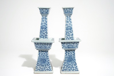 Cinq bougeoirs en porcelaine de Chine bleu et blanc, 19/20&egrave;me