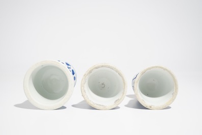 Cinq bougeoirs en porcelaine de Chine bleu et blanc, 19/20&egrave;me