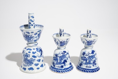 Cinq bougeoirs en porcelaine de Chine bleu et blanc, 19/20&egrave;me