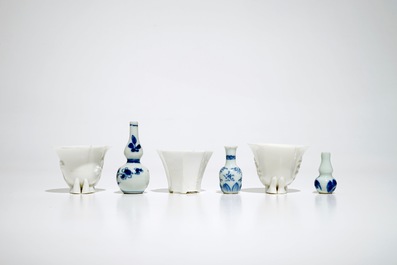 Drie Chinese blanc de Chine libation cups en drie blauwwitte miniatuur vaasjes, Kangxi