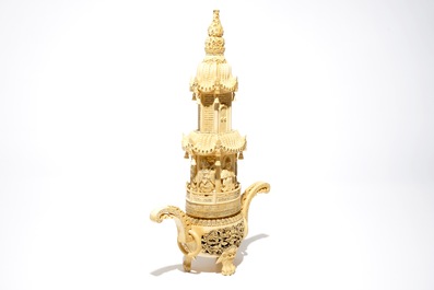 Un grand br&ucirc;le parfum en ivoire sculpt&eacute;, Chine, 19/20&egrave;me