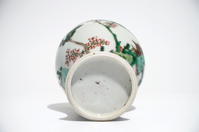 A Chinese famille verte vase and a pair of plates, Kangxi