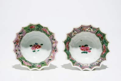 Une paire de tasses et soucoupes polylob&eacute;s en porcelaine de Chine famille rose, Yongzheng