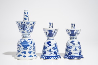 Cinq bougeoirs en porcelaine de Chine bleu et blanc, 19/20&egrave;me