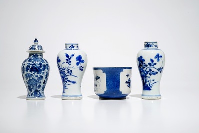 Vier Chinese blauwwitte vazen en een poederblauwe kom, Kangxi