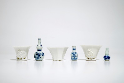 Drie Chinese blanc de Chine libation cups en drie blauwwitte miniatuur vaasjes, Kangxi
