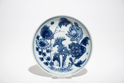A Chinese blue and white cylindrical box and cover, a Hatcher cargo bottle vase and a saucer, Ming and Transitional period
