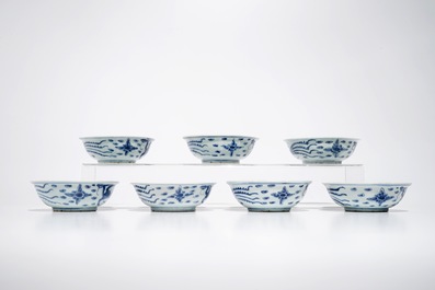 Zeven Chinese blauwwitte kommen met feniksen, Ming