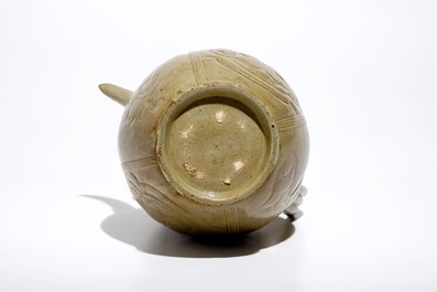 Une aigui&egrave;re &agrave; d&eacute;cor incis&eacute; de pivoines en terre verniss&eacute;e verte, Chine, Song