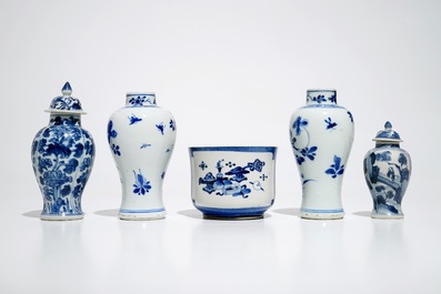 Vier Chinese blauwwitte vazen en een poederblauwe kom, Kangxi