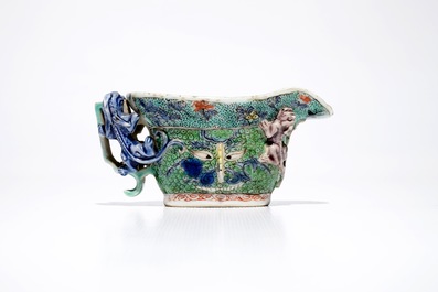 Une coupe libatoire en porcelaine de Chine famille verte, Kangxi
