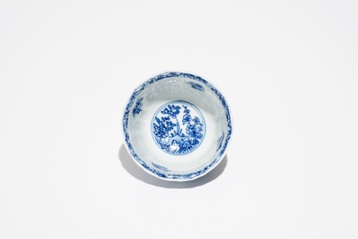 Six tasses et soucoupes en porcelaine de Chine bleu et blanc, Kangxi