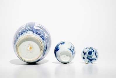 Two Chinese blue and white vases and a pair of plates, Kangxi