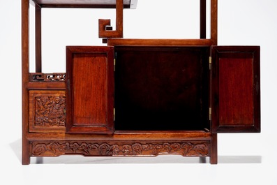 Een kleine Chinese gesculpteerd houten etag&egrave;re met drakenpanelen, ca. 1900