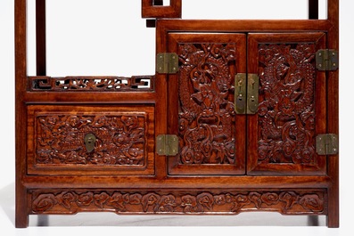 Een kleine Chinese gesculpteerd houten etag&egrave;re met drakenpanelen, ca. 1900