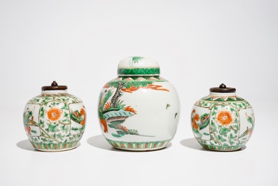 A Chinese famille rose rooster plate, Yongzheng, and three famille verte jars, 19th C.