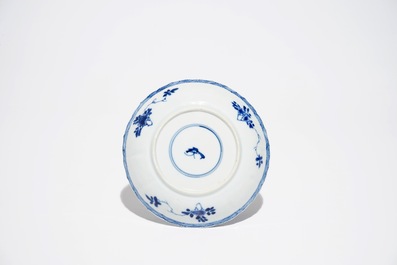 Six tasses et soucoupes en porcelaine de Chine bleu et blanc, Kangxi