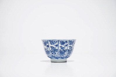 Six tasses et soucoupes en porcelaine de Chine bleu et blanc, Kangxi