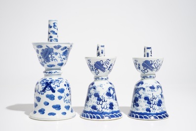 Cinq bougeoirs en porcelaine de Chine bleu et blanc, 19/20&egrave;me