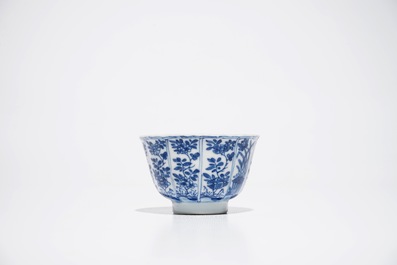 Six tasses et soucoupes en porcelaine de Chine bleu et blanc, Kangxi