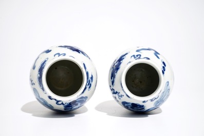 Une paire de vases en porcelaine de Chine bleu et blanc, marque de Kangxi, 19&egrave;me
