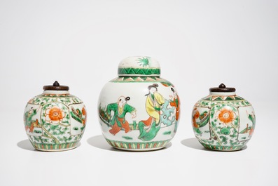A Chinese famille rose rooster plate, Yongzheng, and three famille verte jars, 19th C.