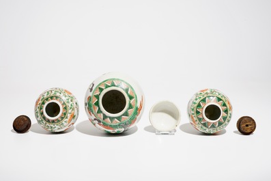 A Chinese famille rose rooster plate, Yongzheng, and three famille verte jars, 19th C.