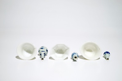 Drie Chinese blanc de Chine libation cups en drie blauwwitte miniatuur vaasjes, Kangxi