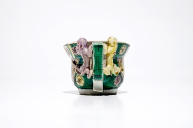 Een Chinese famille verte libation cup, Kangxi